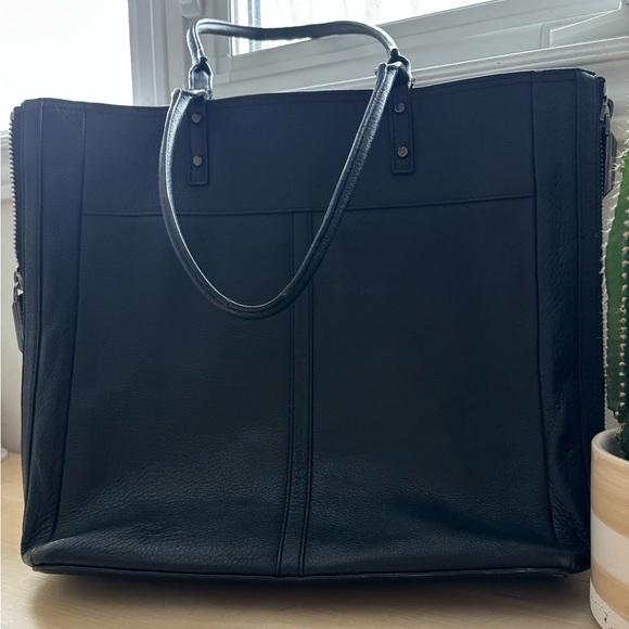 Wilfred Leather Tote w. Side Zippers - Picture 2 of 6